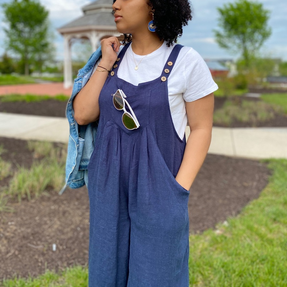 This overall features stylish buttoned adjustable shoulder straps & pockets. - Picture 3 of 7